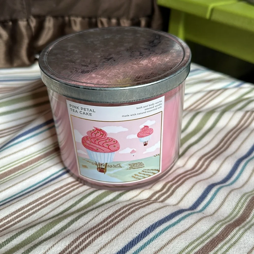 Bath & Body Works Pink Petal Tea Cake 3 Wick Candle